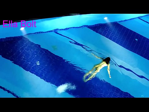 ❤️ Ùn possu micca piantà di fighjulà, ghjovana bionda catturata nuda in piscina ELLA BOLT ️ Video porno à noi ️❤