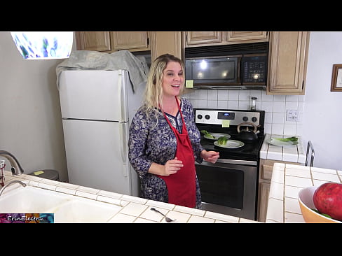 ❤️ Stepmom u munghje in cucina prima di a so data ️ Video porno à noi ️❤