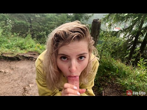 ❤️ Ragazza ingoia cum dopu un pompino publicu - Eva Elfi ️ Video porno à noi ️❤