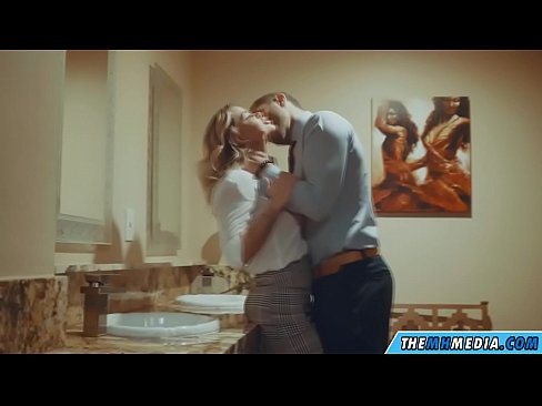 ❤️ Quandu una bionda tettona ti seduce in un bagnu publicu ️ Video porno à noi ️❤